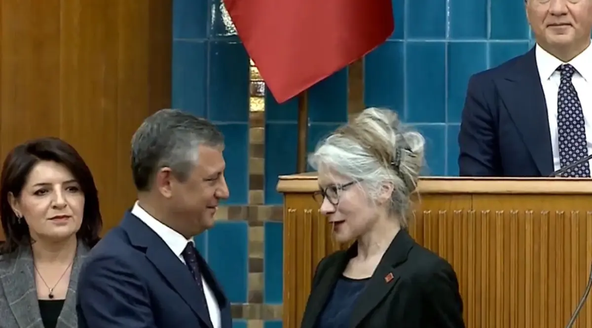 Son dakika | Emine Ülker Tarhan yeniden CHP de! Rozetini Özgür Özel taktı 3