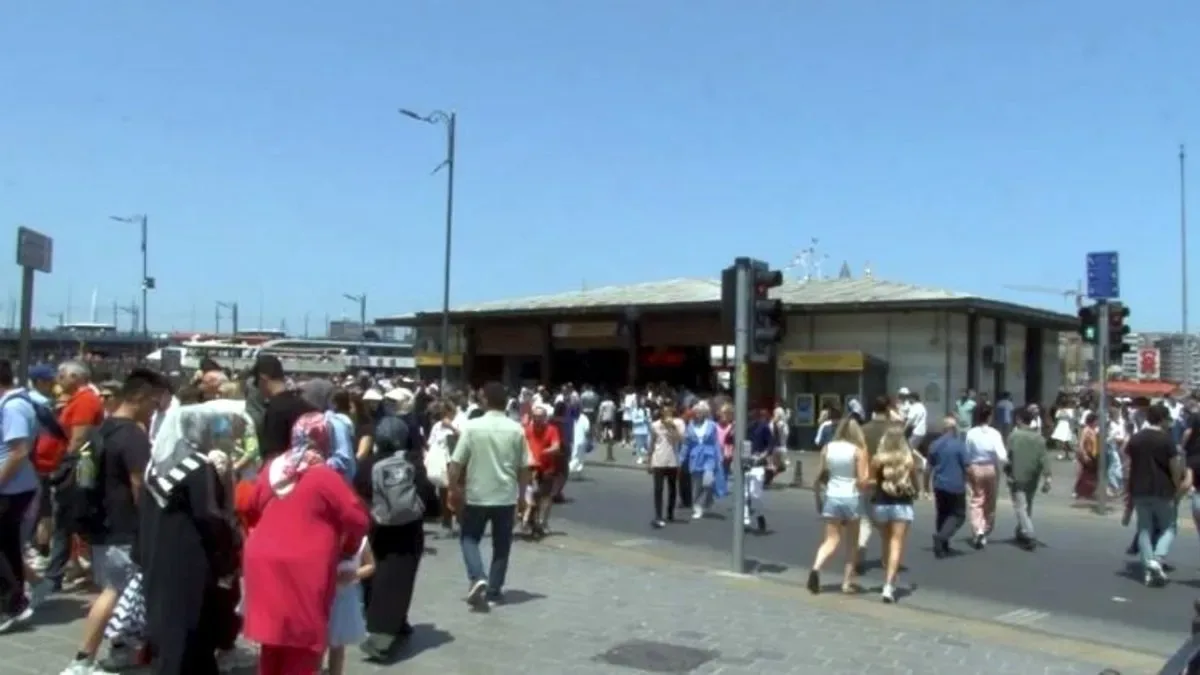 Eminönü Bayramda Tıklım Tıklım Dolu!