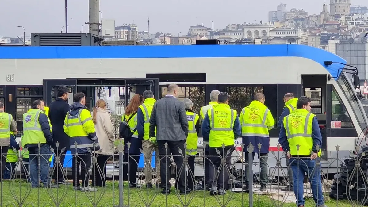 Eminönü’nde Tramvay Raydan Çıktı, Seferler Etkilendi!
