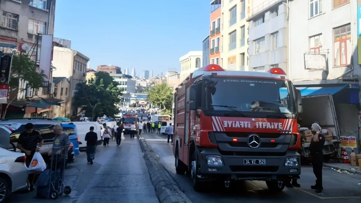 Eminönü’nde Yangın: Sigara İzmaretinden Başladı!