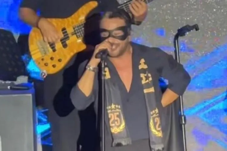 Emre Altuğ, Osimhen Maskesiyle Sahneye Çıktı!