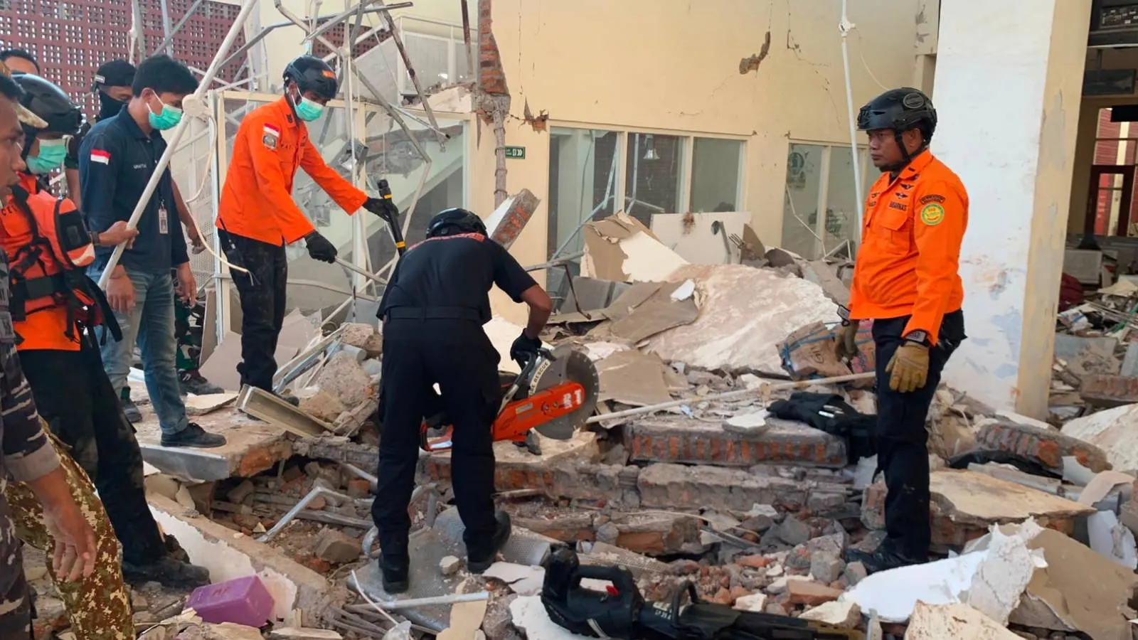 Endonezya’da 7.7 Büyüklüğünde Deprem: 20 Ölü