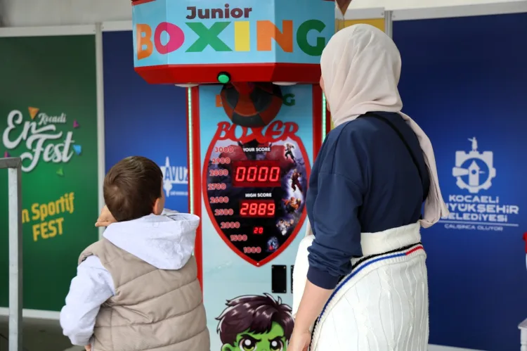 EnFest’te Gençlerin Coşkusu İzmit’i Sarıyor!