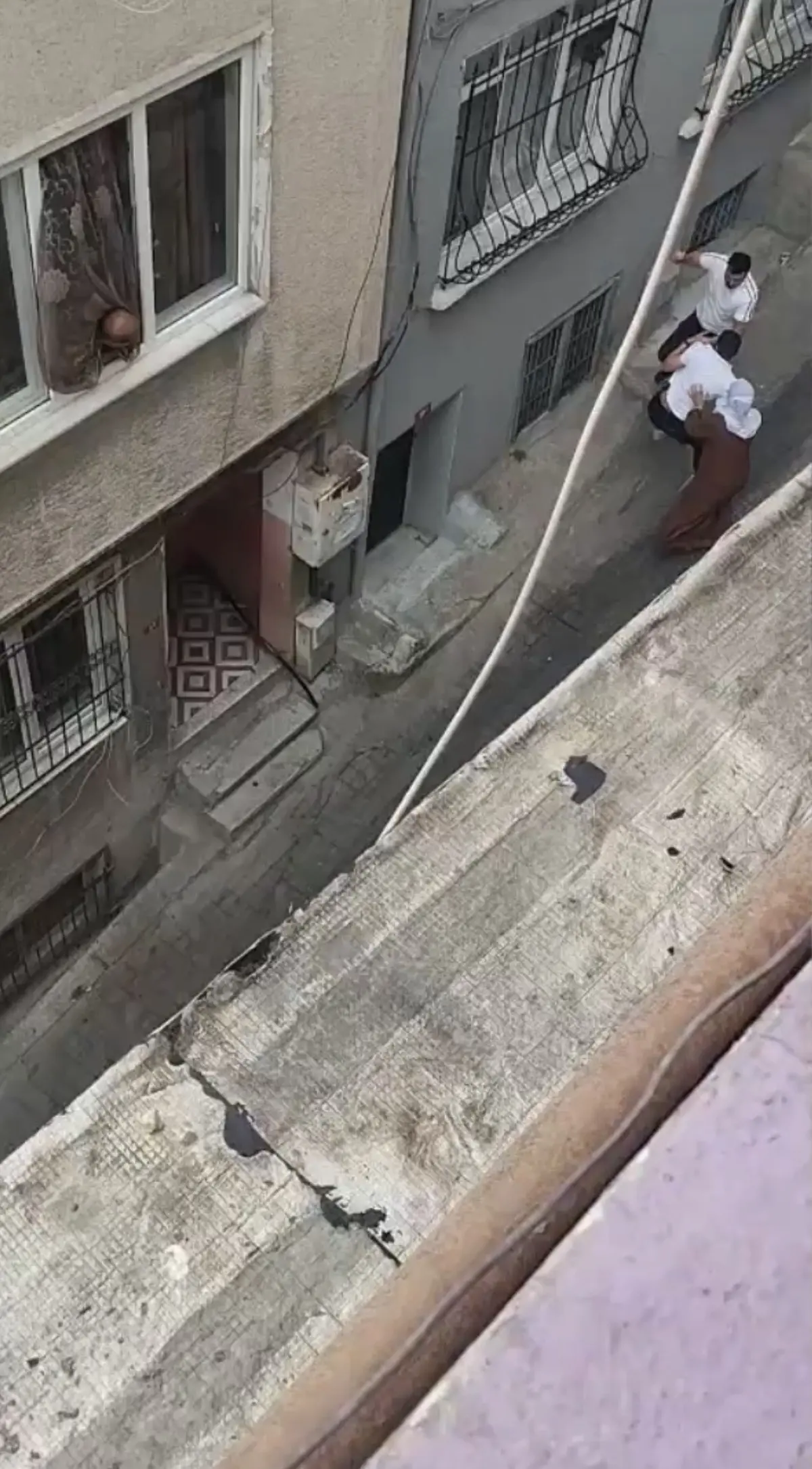 Eniştesiyle jöle için birbirine girdi! Mahalle savaş alanına döndü 6