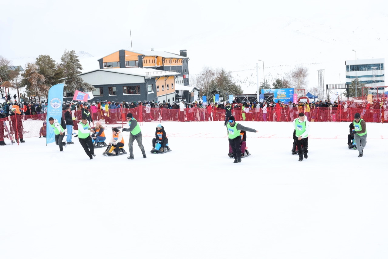 Erciyes’te Eğlence Dolu Kızak Yarışması!