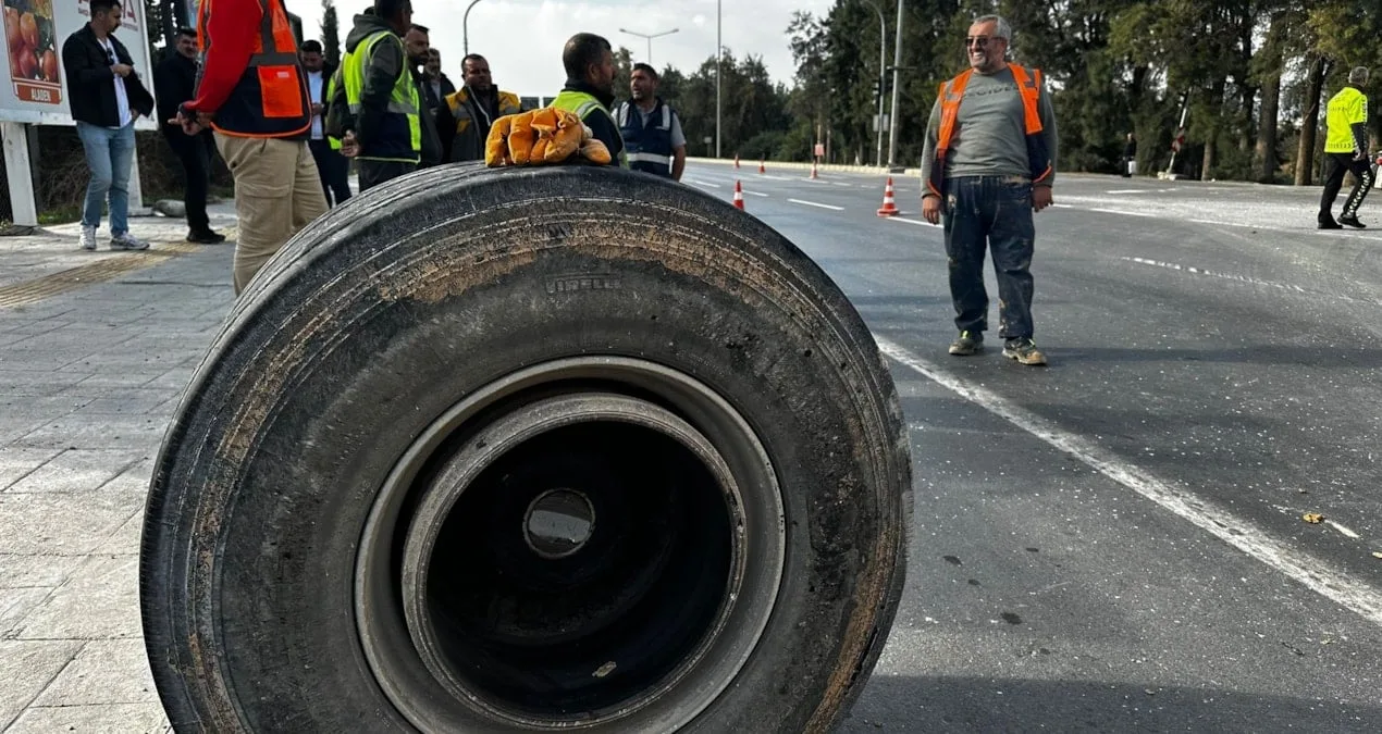 Erdemli’de TIR’ın Tekerleği Koptu, Trafik Kapandı!