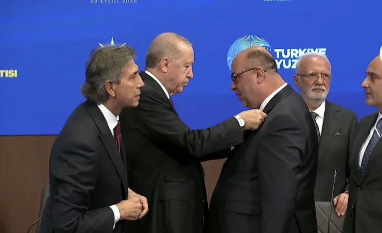 Erdoğan, 9 Belediye Başkanına AK Parti Rozeti Taktı