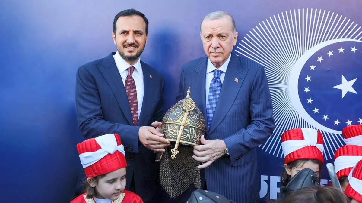 Erdoğan’a Tarihi Miğfer Hediye Edildi!