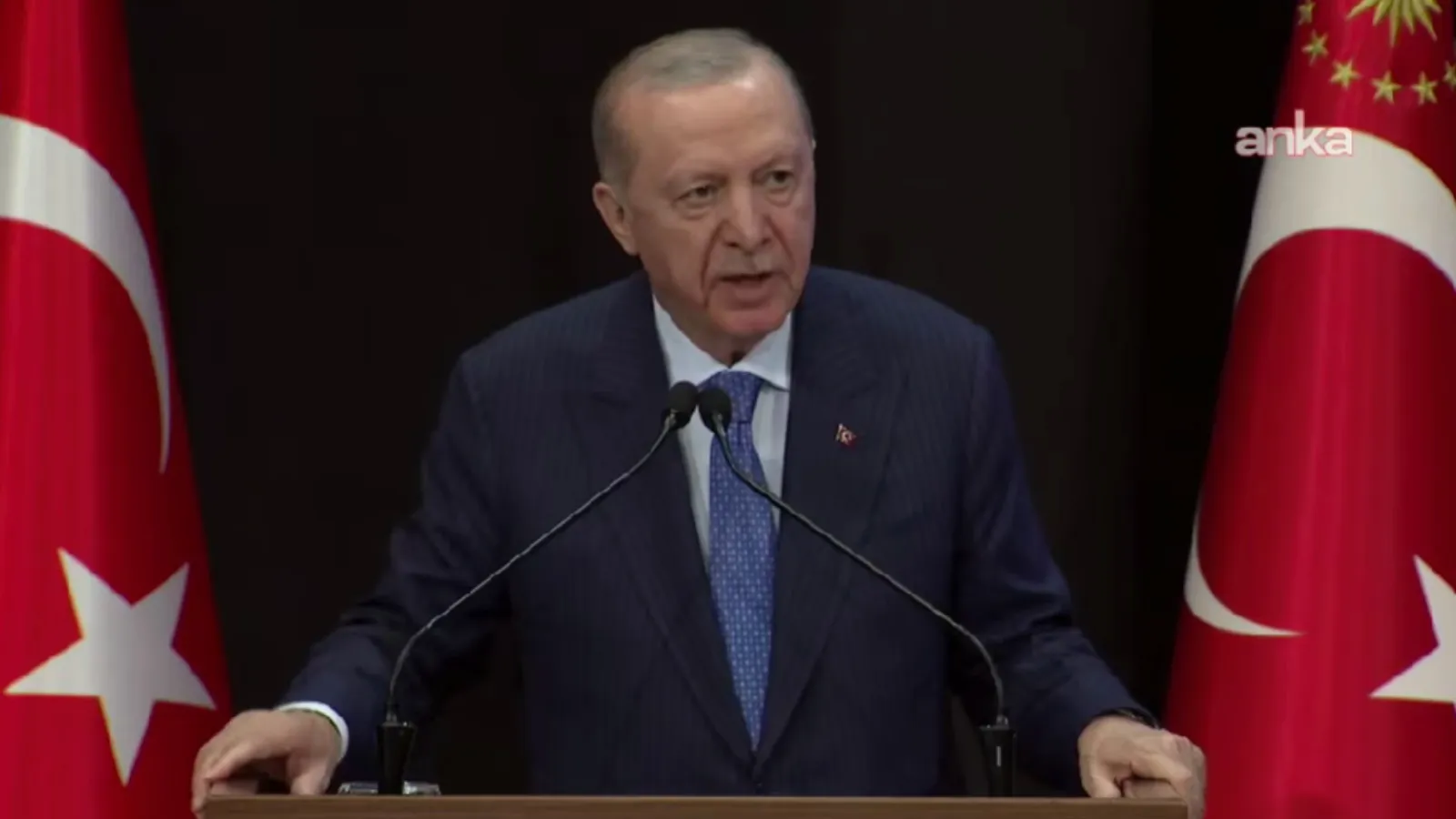 Erdoğan, Başkanlara Rozetlerini Taktı!