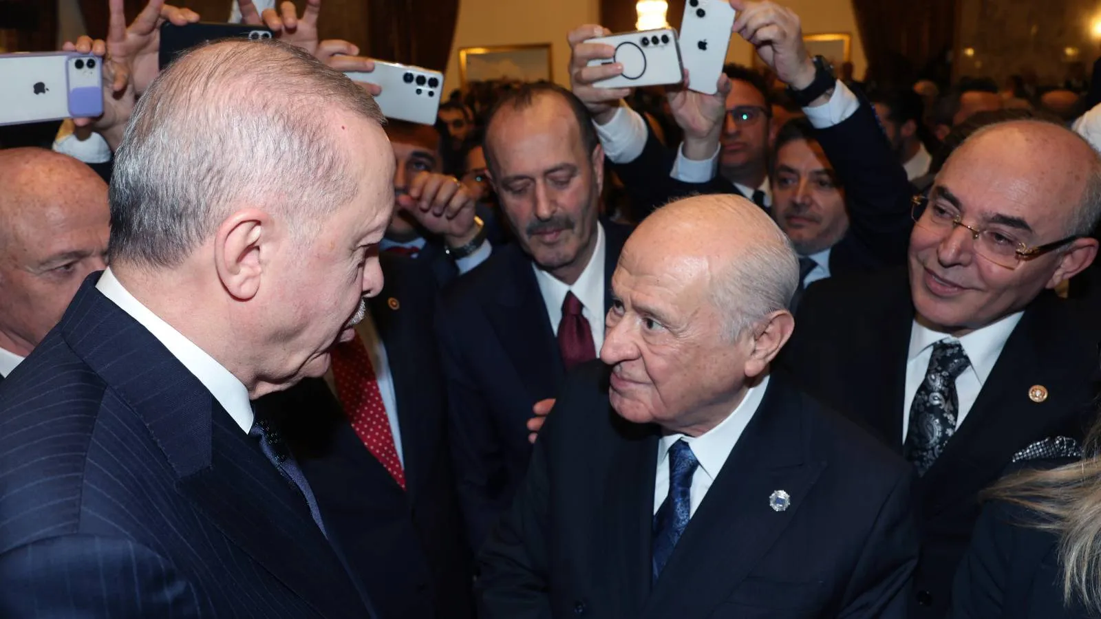 Erdoğan’dan ‘Devam’ Mesajı, Özel’den Mücadele Vurgusu