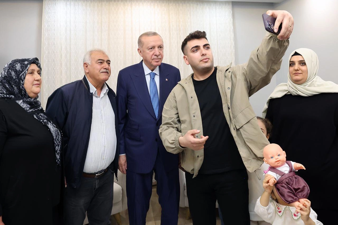 Erdoğan, Depremzedeleri Ziyaret Etti: Karakuş Ailesi