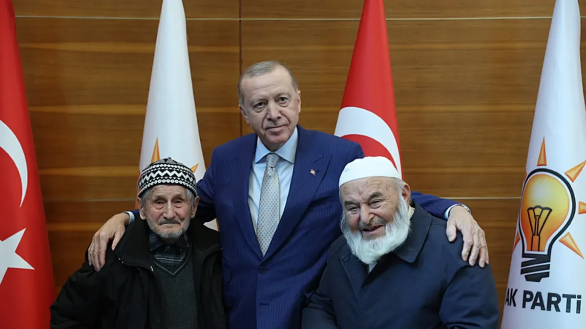 Erdoğan, Düzce’de 100 ve 96 yaşındaki vatandaşları ziyaret etti