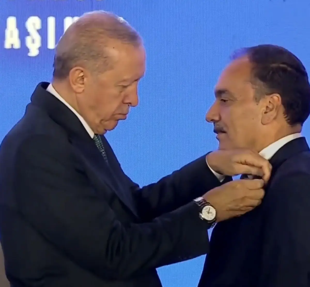 Rozetlerini Cumhurbaşkanı Erdoğan taktı: 3 milletvekili daha AK Parti ye daha katıldı! 3
