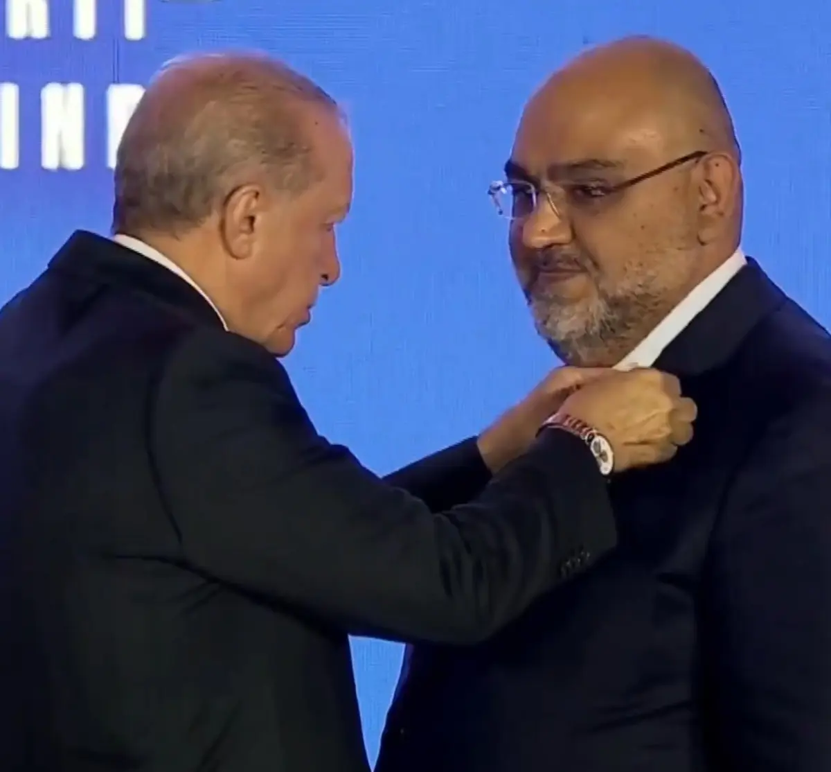 Rozetlerini Cumhurbaşkanı Erdoğan taktı: 3 milletvekili daha AK Parti ye daha katıldı! 2