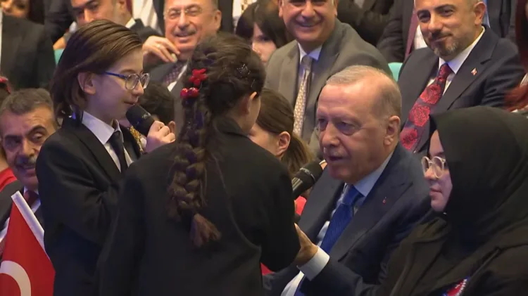 Erdoğan, Öğrencilerle ‘Çayelinden Öteye’ Söyledi