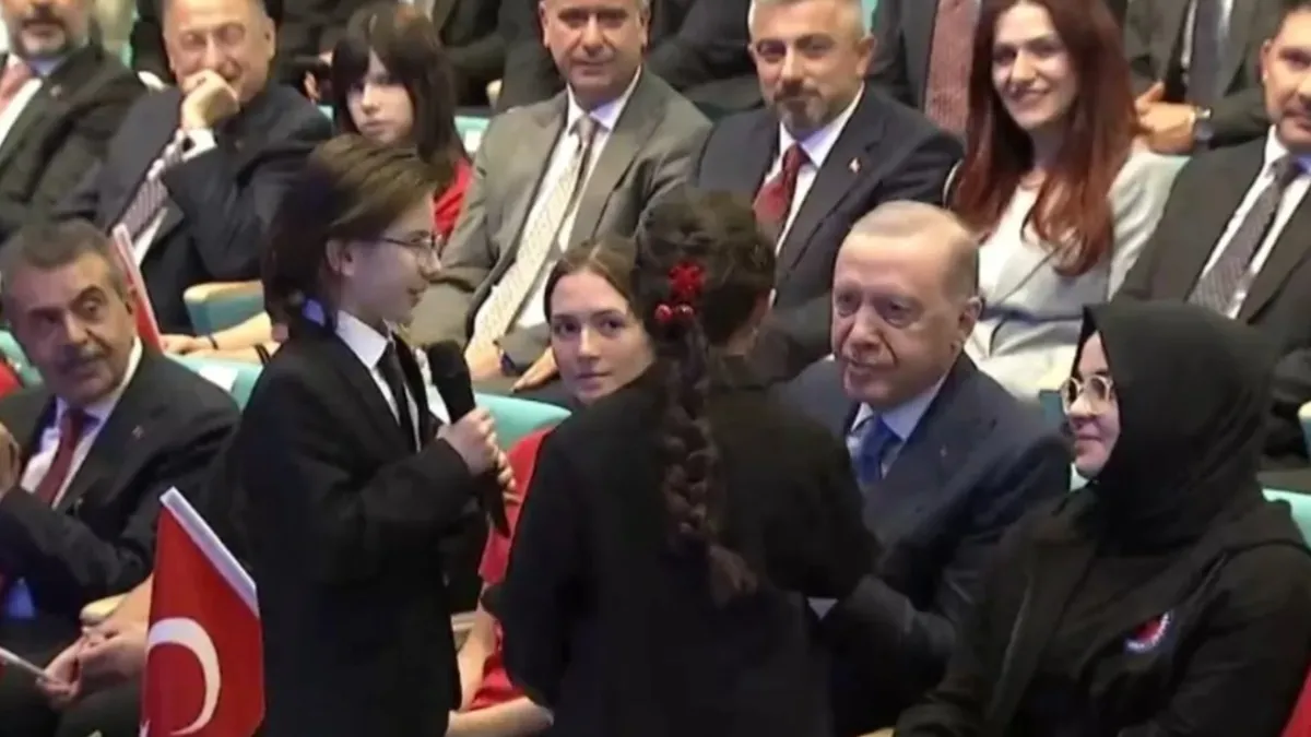 Erdoğan, Öğrencilerle Türkü Söyledi!