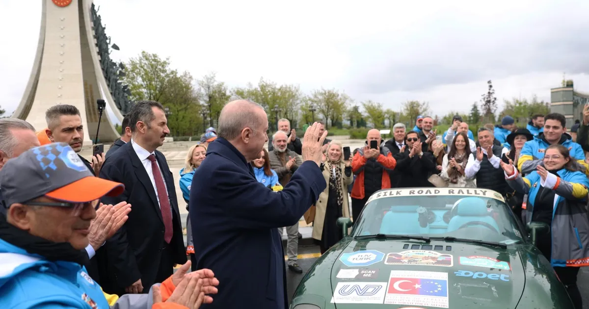 Erdoğan, Ralli Kafilesini Külliye’den Uğurladı