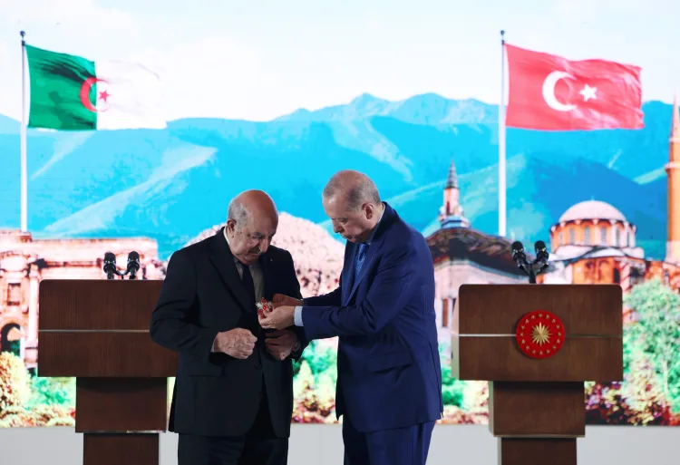 Erdoğan, Tebbun’a Devlet Nişanı Verdi!