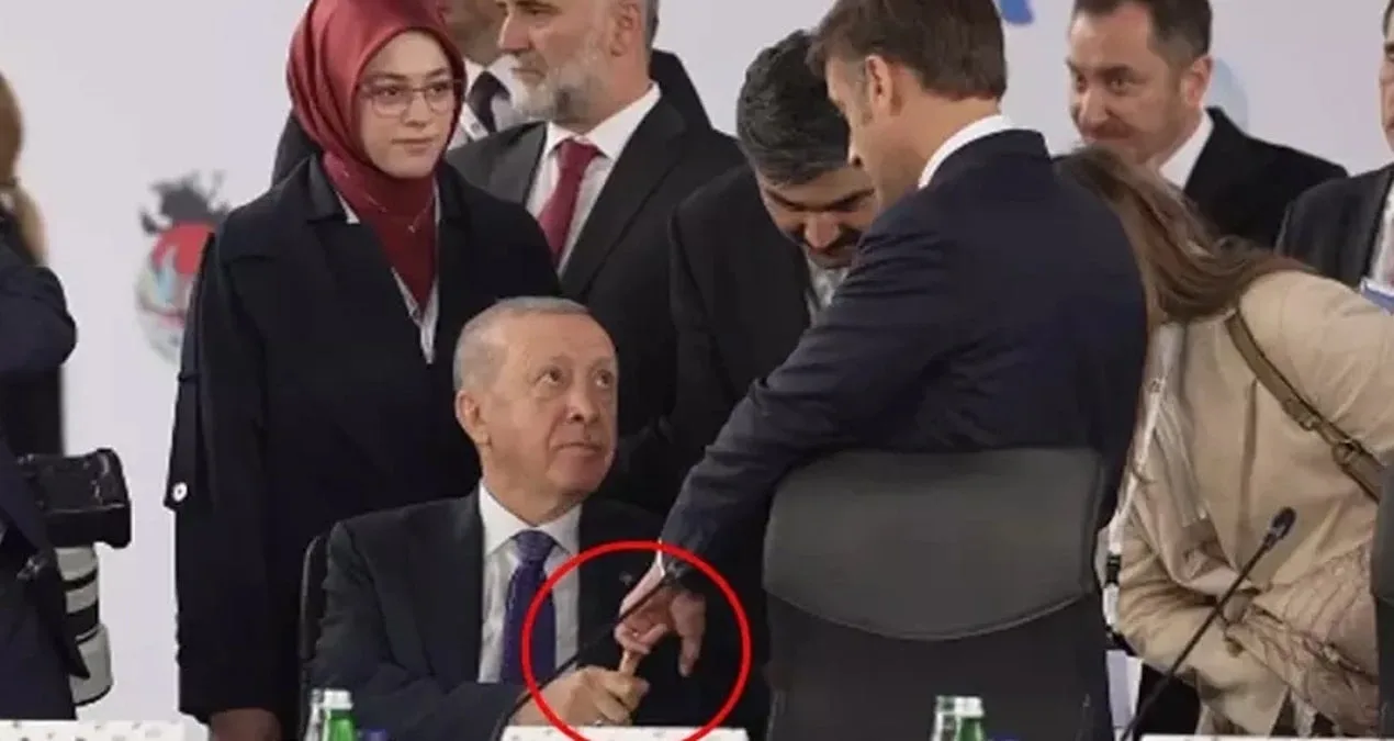 Erdoğan ve Macron’un El Sıkışma Anı Gündem Oldu!