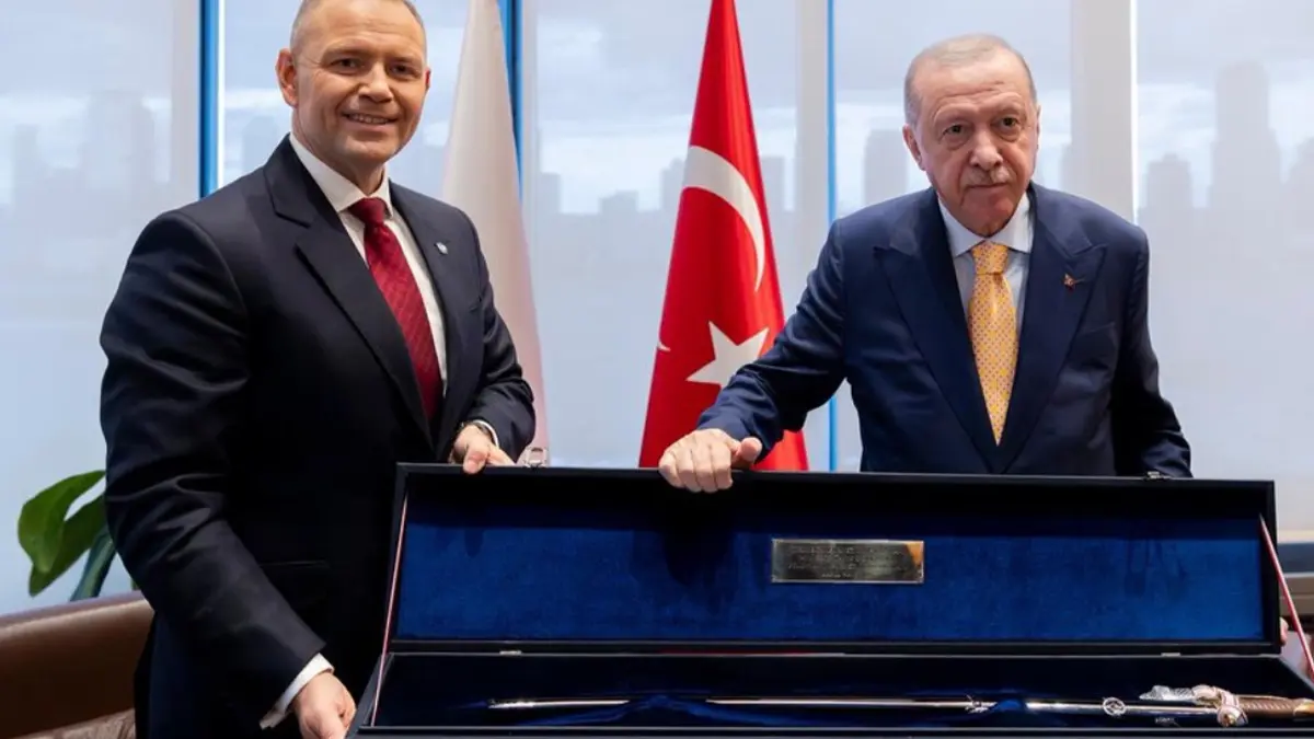 Polonya Cumhurbaşkanı Nawrocki den Cumhurbaşkanı Erdoğan a kılıç hediyesi! 3