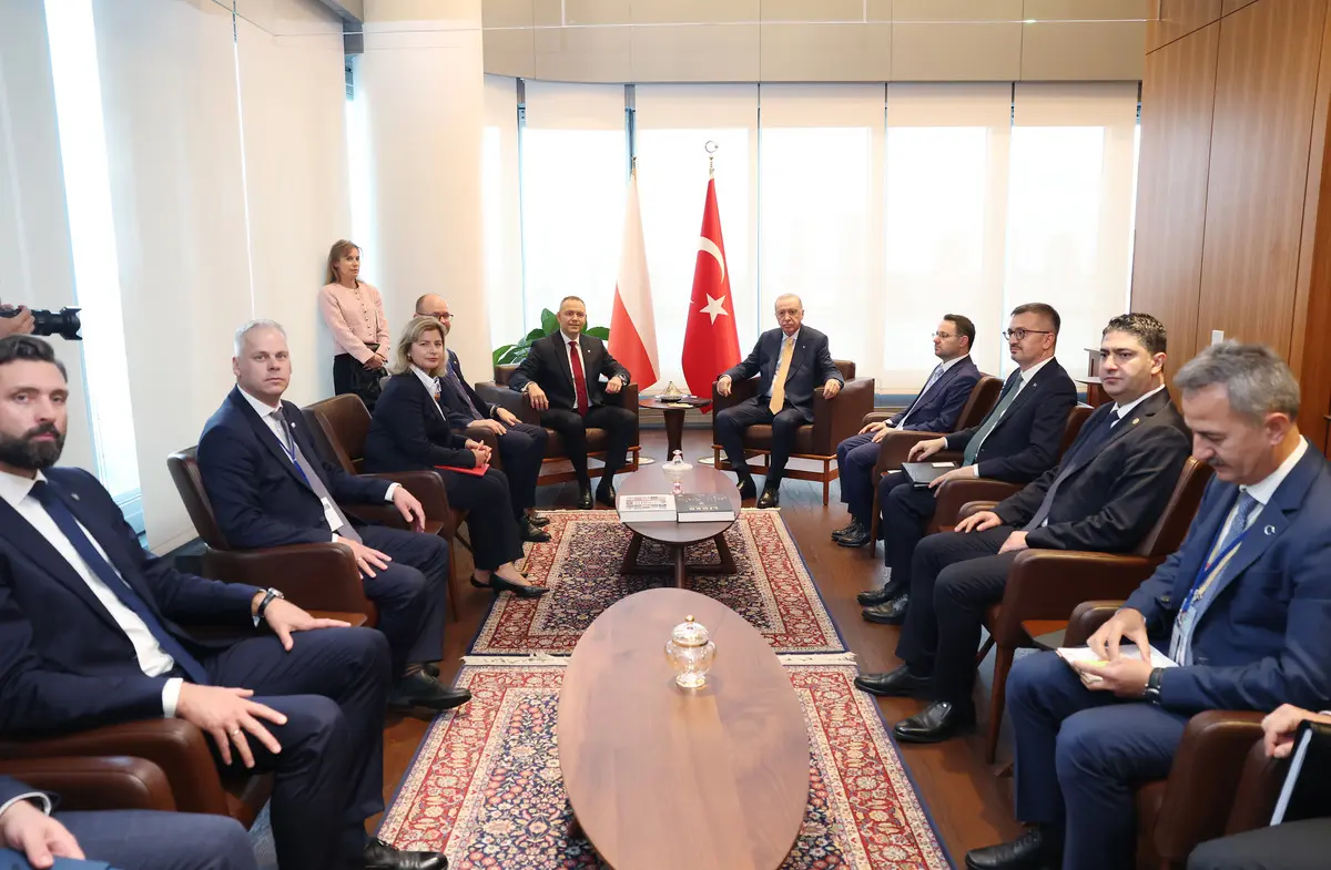 Polonya Cumhurbaşkanı Nawrocki den Cumhurbaşkanı Erdoğan a kılıç hediyesi! 2