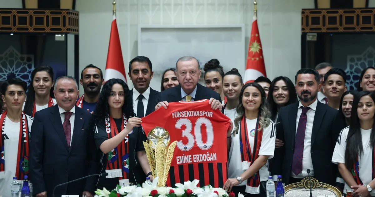 Erdoğan, Yüksekovaspor Kadın Takımı’nı kabul etti