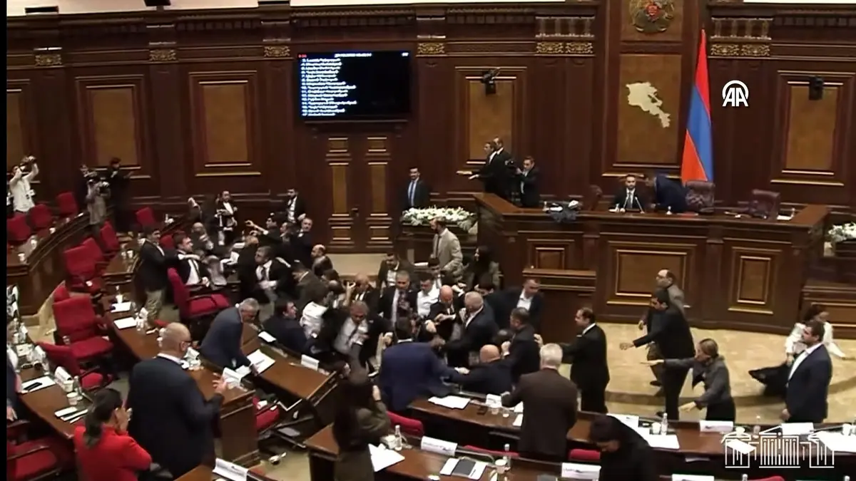 Ermenistan Parlamentosu nda yumruk yumruğa kavga! Meclis savaş alanına döndü 1