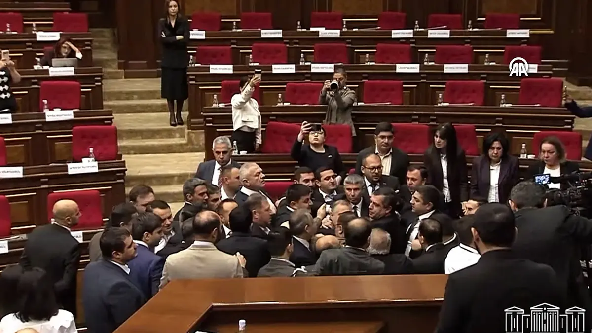 Ermenistan Parlamentosu'nda yumruk yumruğa kavga! Meclis savaş alanına döndü