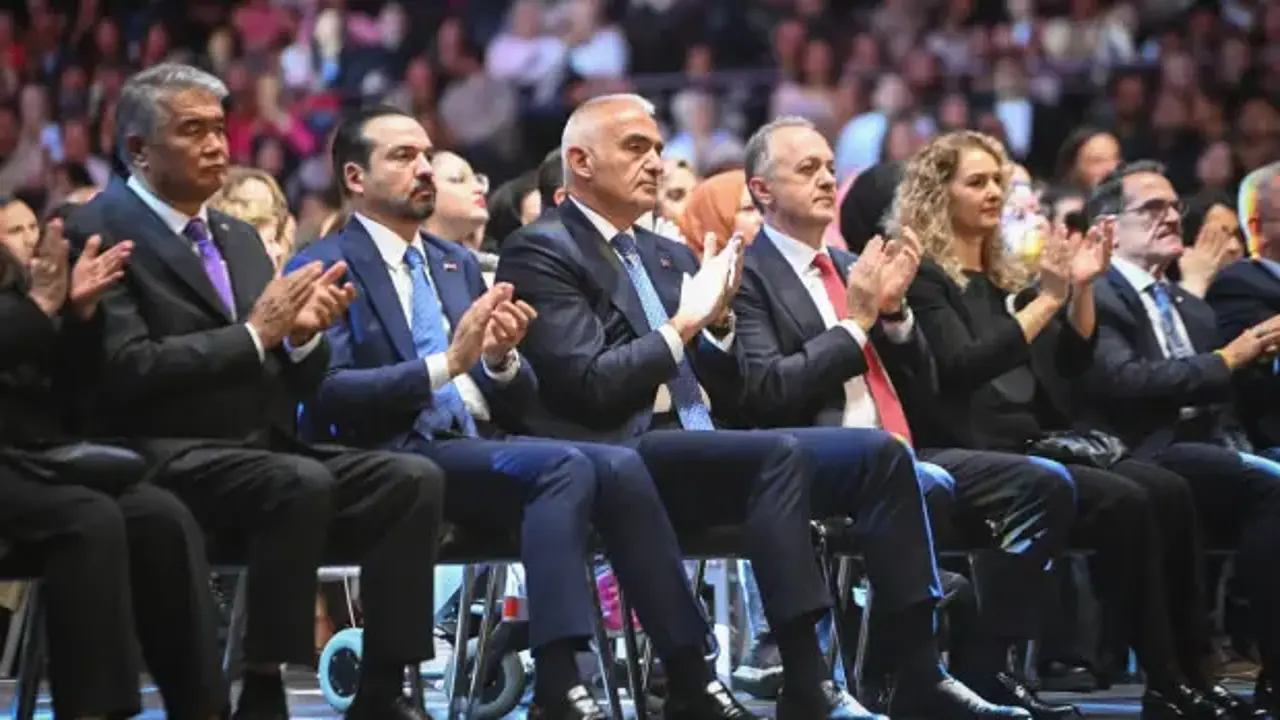 Ersoy: Farklı coğrafyalardan yükselen sesler, cumhuriyetimizin coşkusunda birleşti
