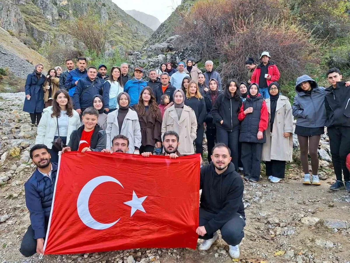 Erzincan'da Cumhuriyet İçin 2 Kilometrelik Parkurda Yürüyüş Yapıldı