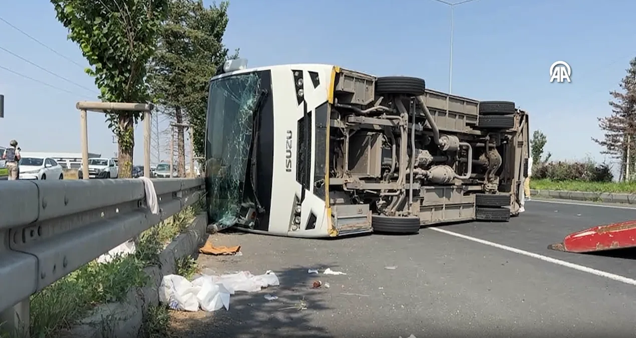 Erzurum’da Askeri Midibüs Devrildi: 13 Yaralı!