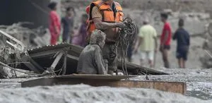 Nepal’deki selde hayatını kaybedenlerin sayısı 332’e çıktı