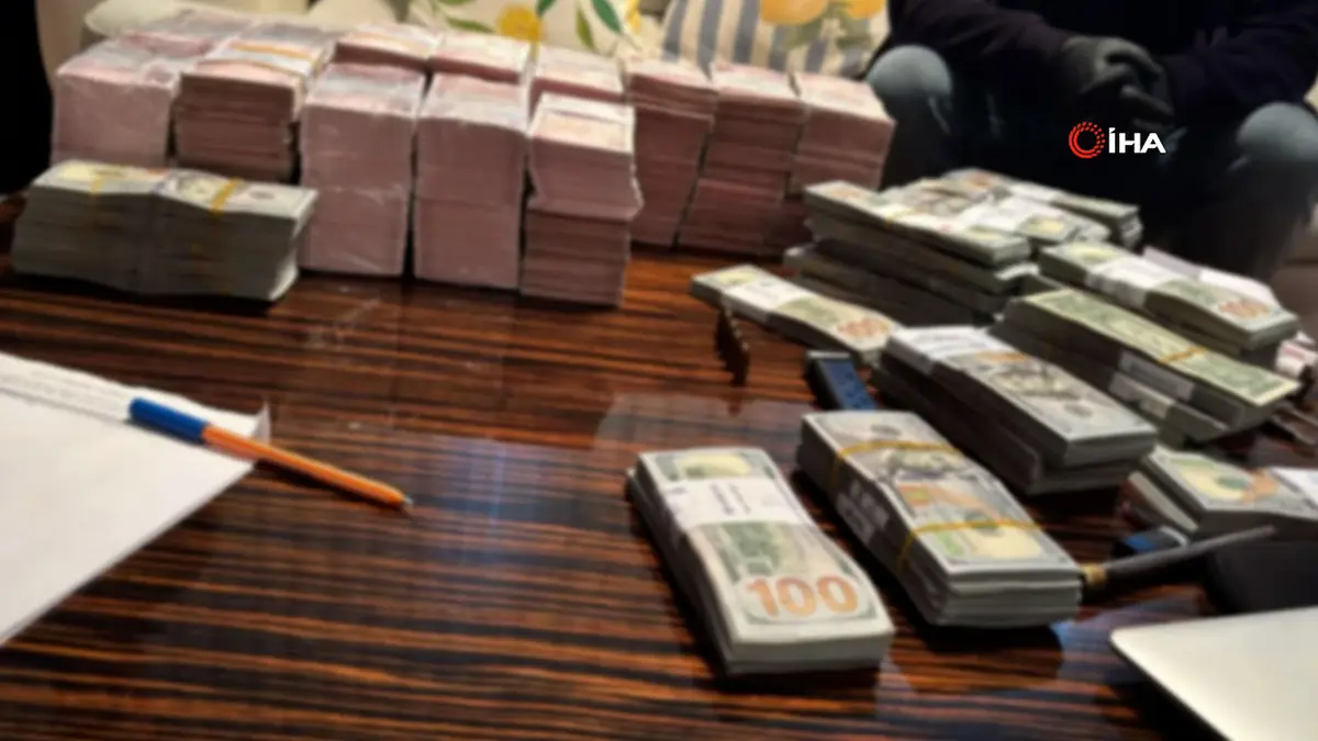 Belediye başkan yardımcısının evinden servet çıktı: Balya balya TL, dolar, euro, altın 5