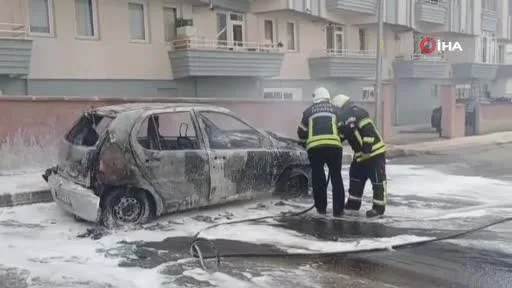 Eşine öfkelendi, hırsını arabasından çıkardı! Geriye hurda yığını kaldı...
