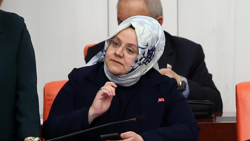 Eski Bakanlar Trafik Kazasında Yaralandı!