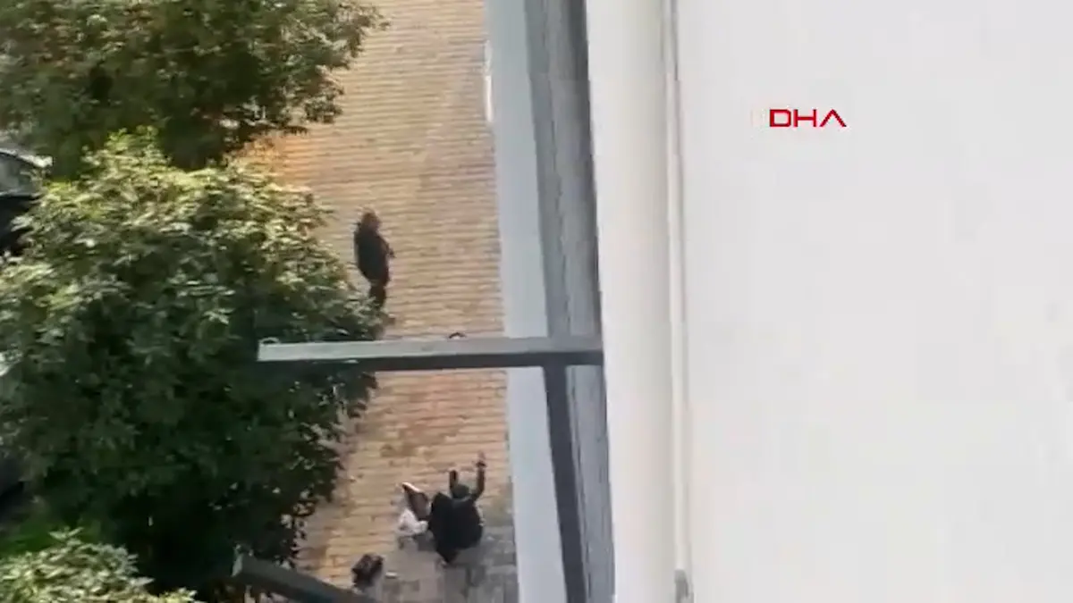 Eski eş dehşeti! Çocuklarının yanında bacaklarından vuruldu: