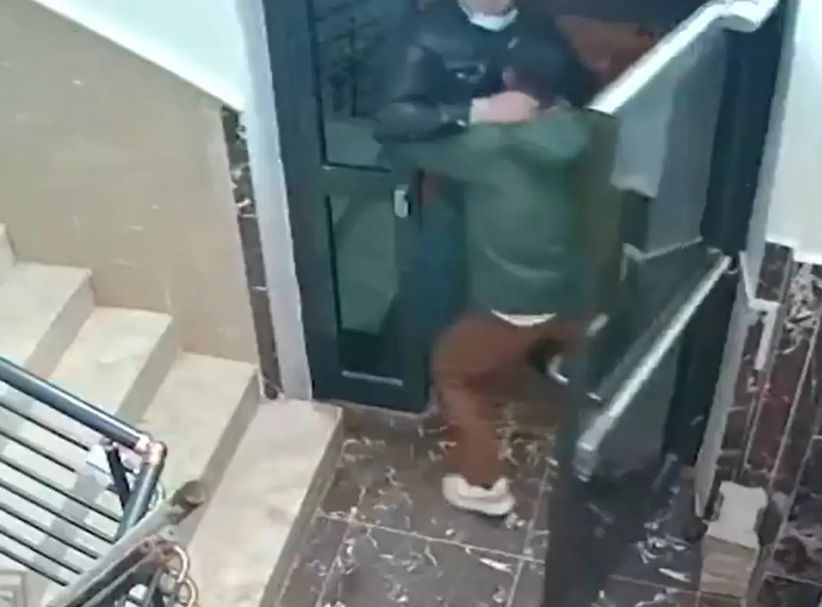 Yere yatırıp, parke taşıyla defalarca kafasına vurdu! Korkunç anlar 3