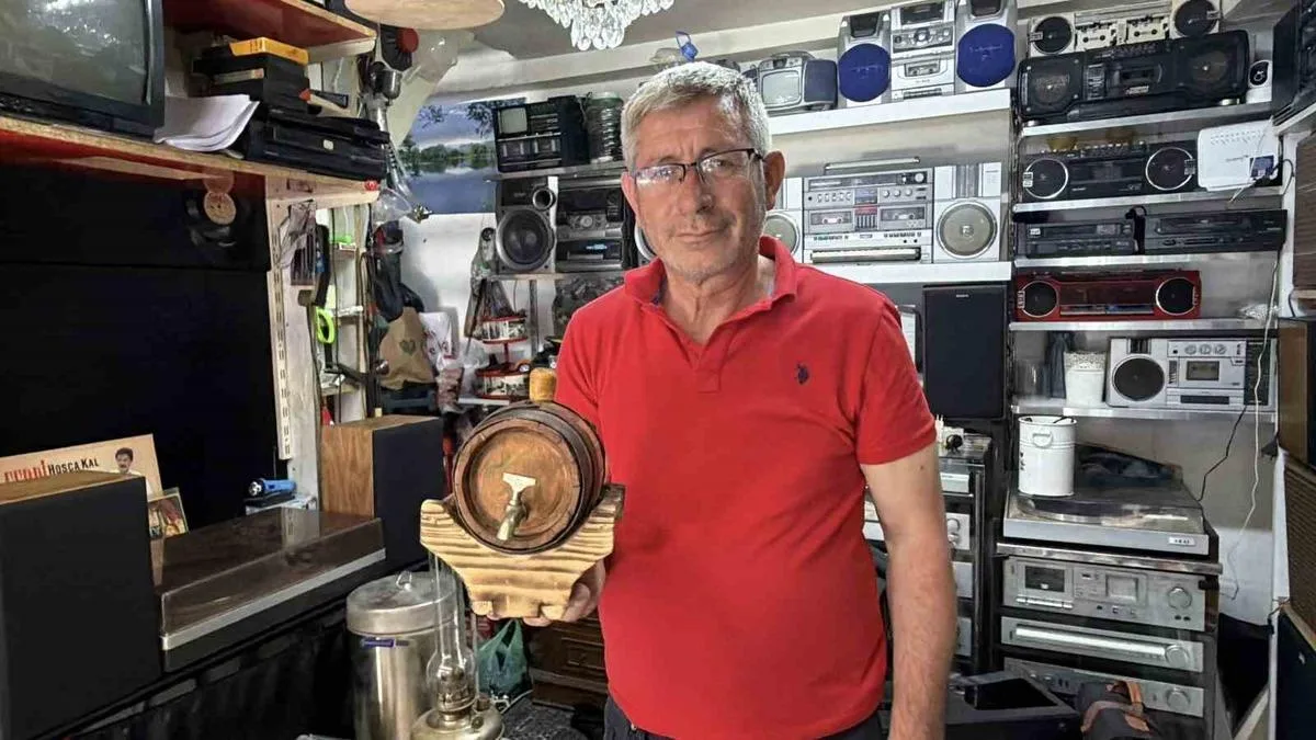 Eski Eşyalarla Nostalji Dükkanı Açtı