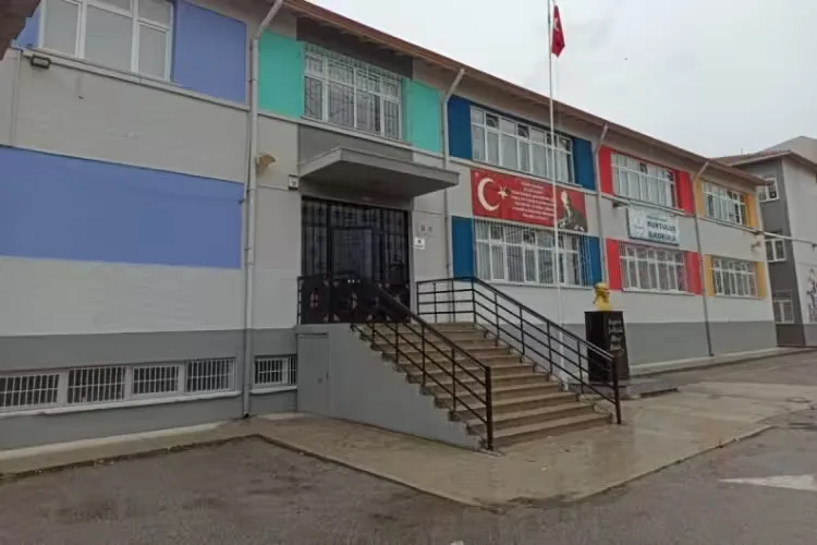 Eski Okul Yıkılıyor, Öğrenciler Yeni Yerde!