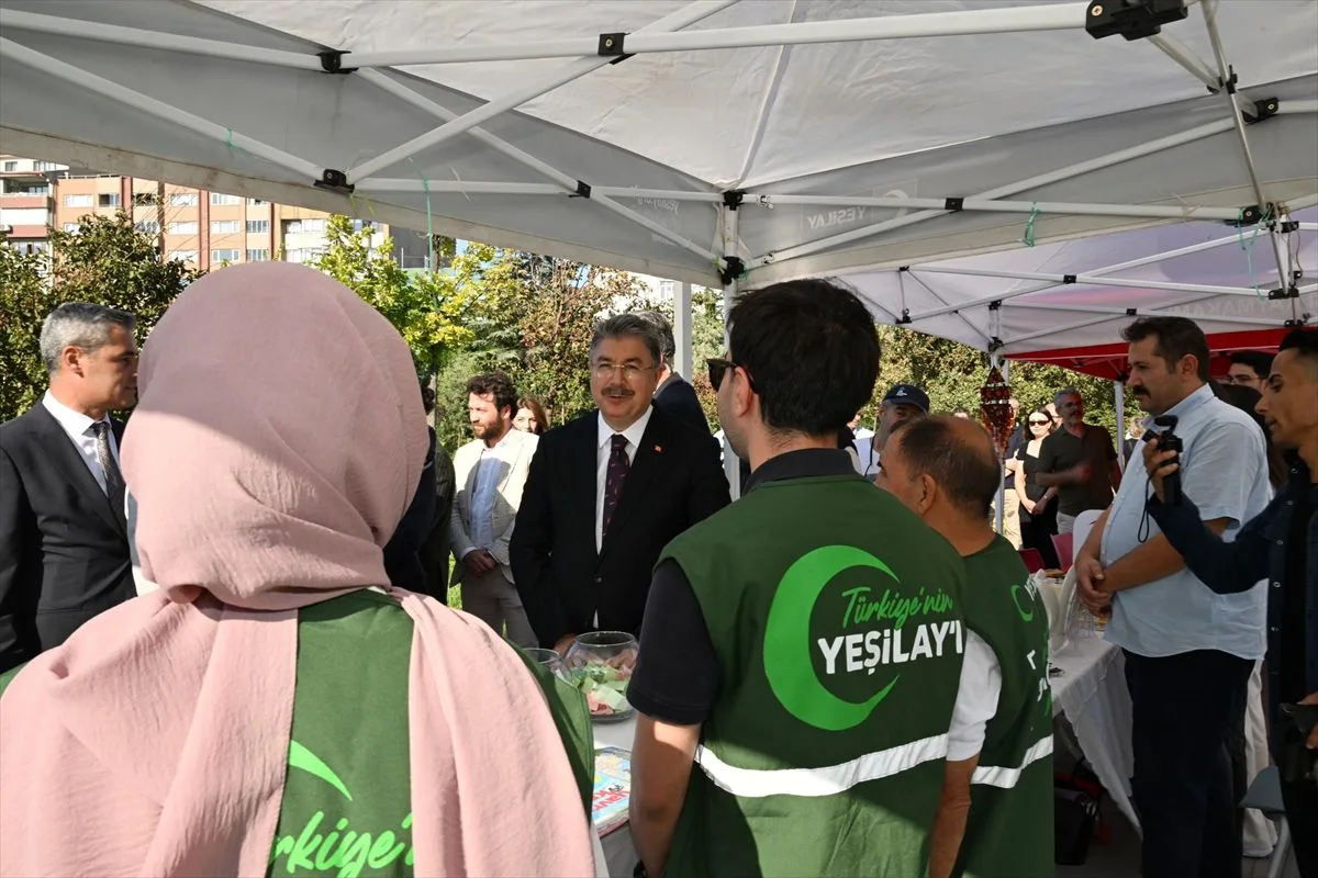 Eskişehir’de Sağlık Haftası’nda Vali Yılmaz Stantları Ziyaret Etti