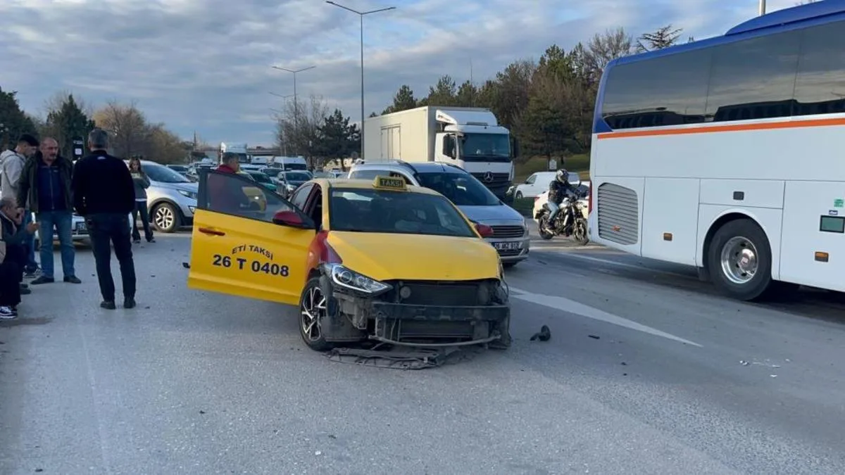 Eskişehir’de Trafik Kazası: Otomobil Taksiyi Çarptı