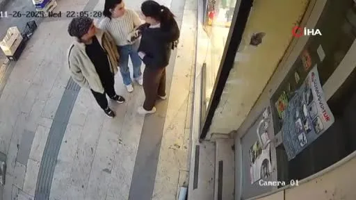Bıçaklı saldırıya uğrayan kadını, esnaflar meyve kasalarıyla kurtardı