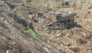 Devrilen iş makinesinin altında kalan operatör hayatını kaybetti