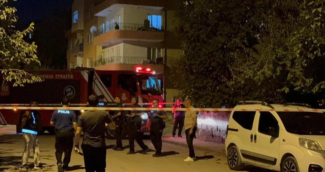 Ev Çatısı Aniden Çöktü, Can Kaybı Yok!