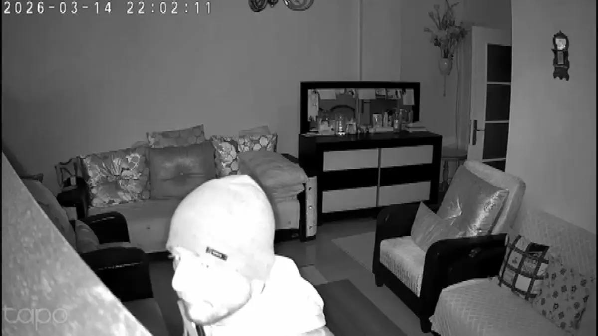 Kamerayı açınca evine giren hırsızı gördü, çık oradan diye bağırdı 4