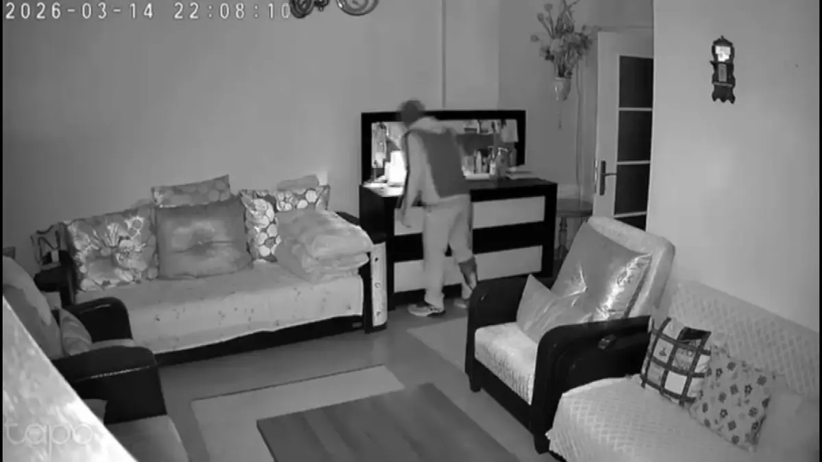 Kamerayı açınca evine giren hırsızı gördü, çık oradan diye bağırdı 3