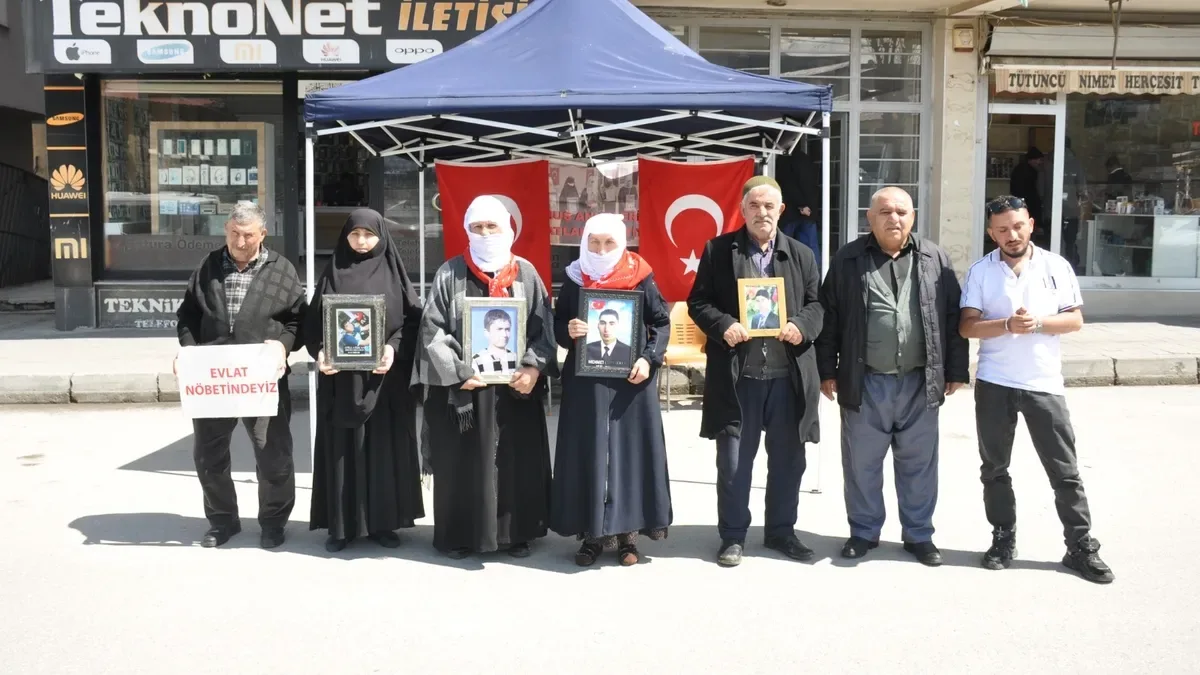 Evlat Nöbeti: Anneler Umutla Çocuklarını Bekliyor