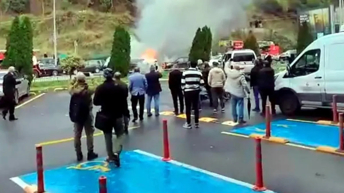 Eyüpsultan’da Park Halindeki Araç Yandı!