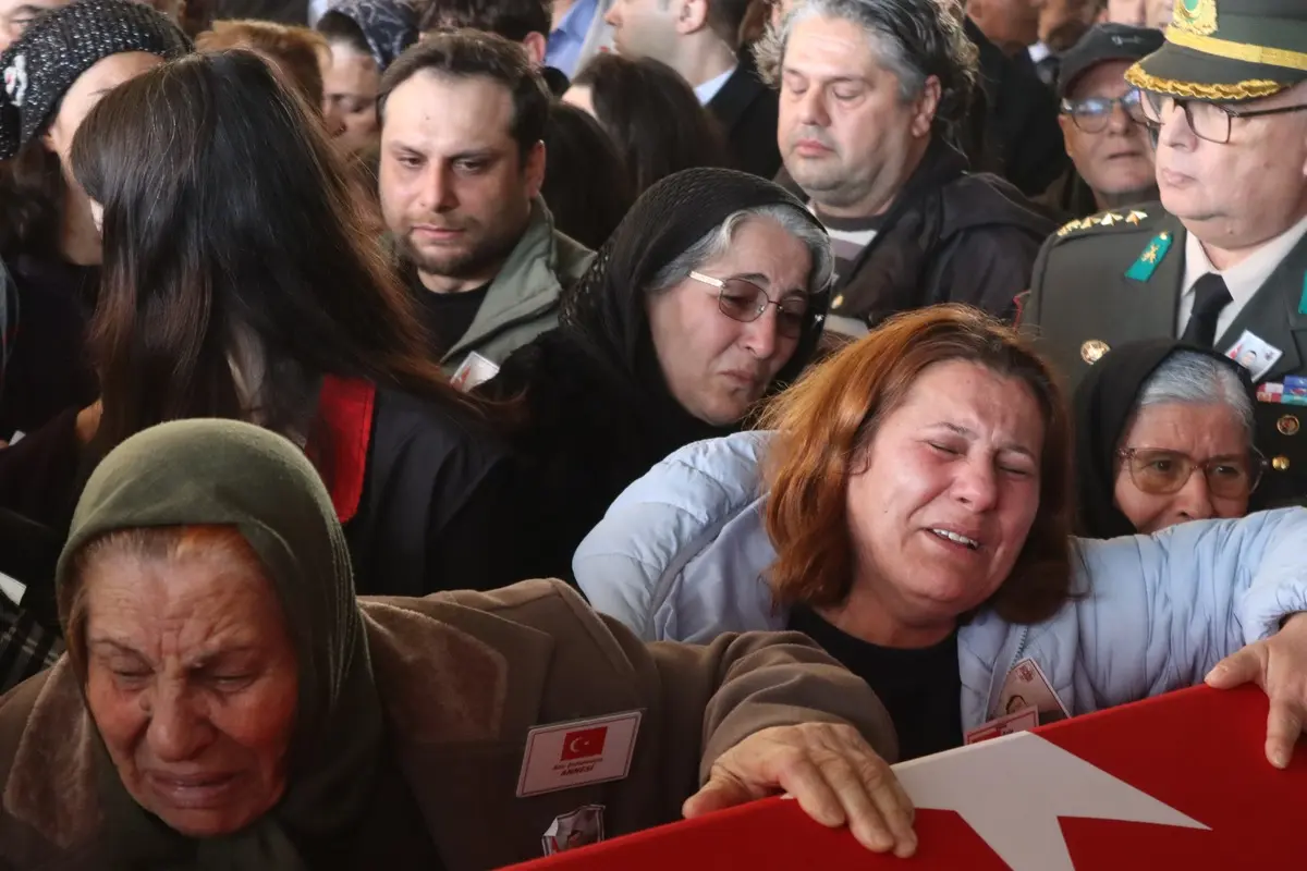 Şehit pilot İbrahim Bolat'a son görev! Kızı Nil'in gözyaşları hiç dinmedi 7