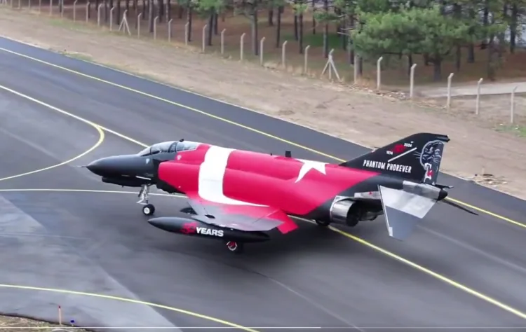 F-4E 2020 Savaş Uçağı Türk Bayrağı ile